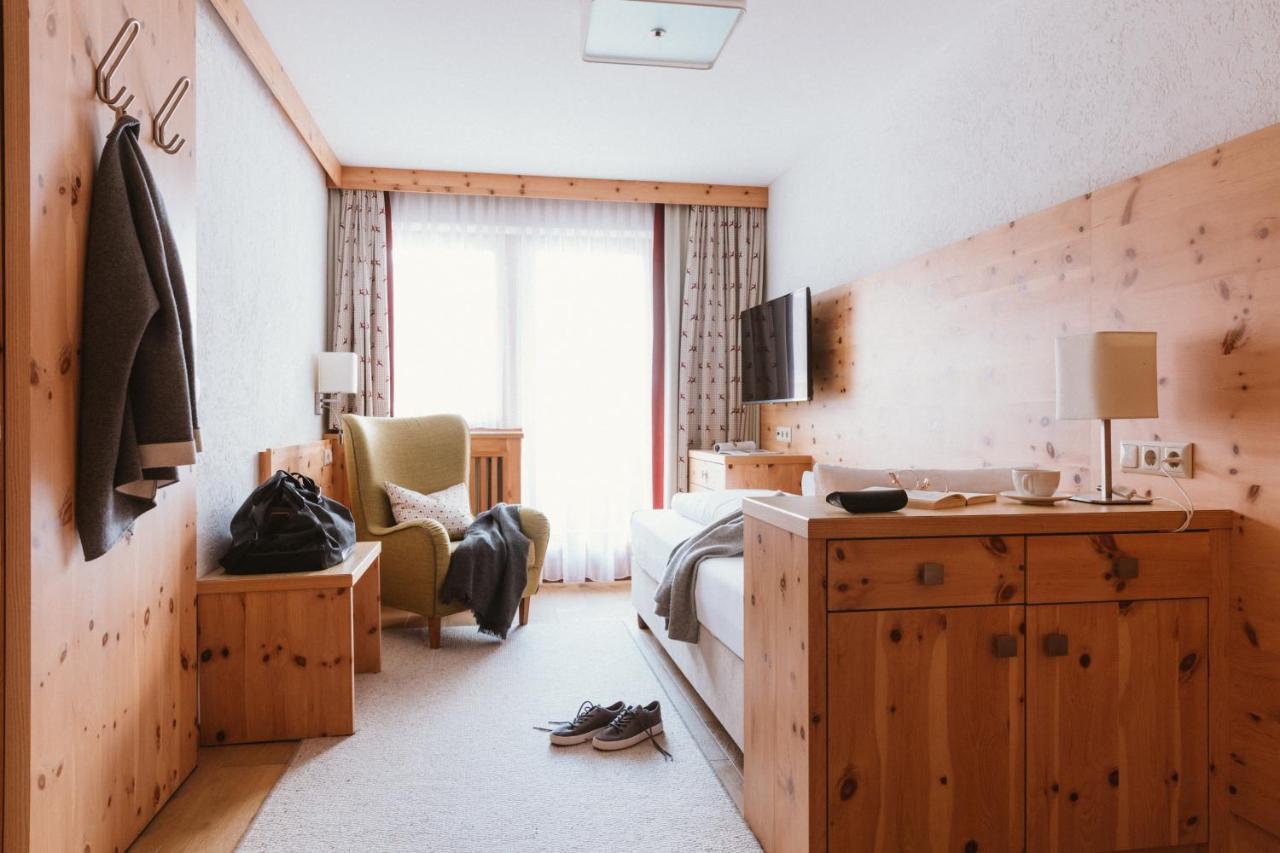 Gartenhotel Linde 4 Sterne Superior Ried im Oberinntal Exteriér fotografie